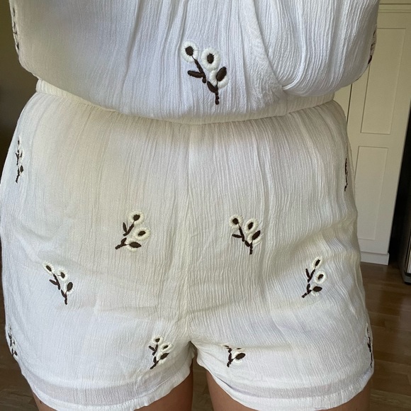 White long sleeve romper with flower embroidery - Picture 5 of 8